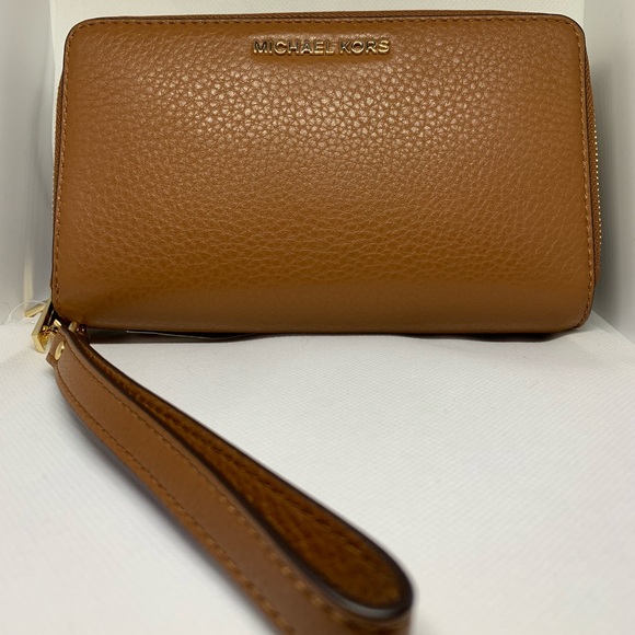 Michael Kors Handbags - NWT Michael Kors wristlet/wallet